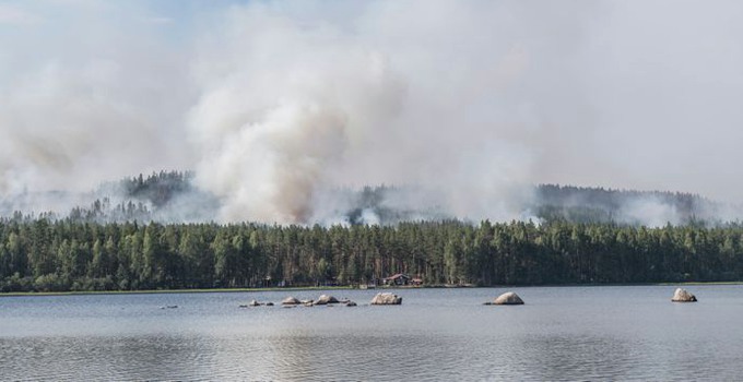 Skogsbrand på norra sidan om Ljusnan strax söder om Kårböle.Runt byn Kårböle i norra Hälsingland rasar tre stora skogsbränder. Byn är sedan en vecka tillbaka evakuerad och släckningsarbetet pågår febrilt mot elden med samlade förmågor från olika myndigheter, frivilliga samt tillrest räddningstjänst från flera europeiska grannländer. Brandområdena är indelade i tre olika sektorer där man försöker isolera elden inom så kallade begränsningslinjer. Förutom att hindra vidare spridning så är det särskilt viktigt att hålla elden borta från orten Kårböle samt viktig infrastruktur.