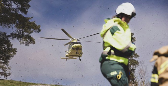 Ambulanspersonal och helikopter. 