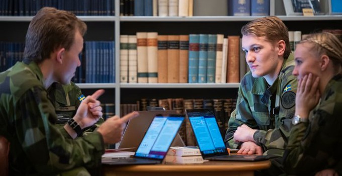 Kadetter i biblioteket på Karlberg.