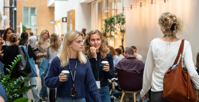 Mingel i lobbyn på introduktionsdagen.