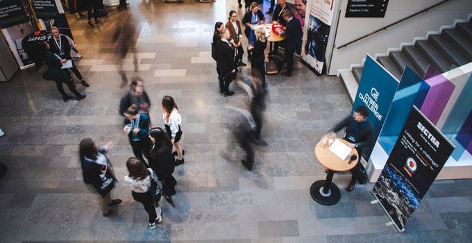 People talking to each other in the entrance hall at the SEDU. 