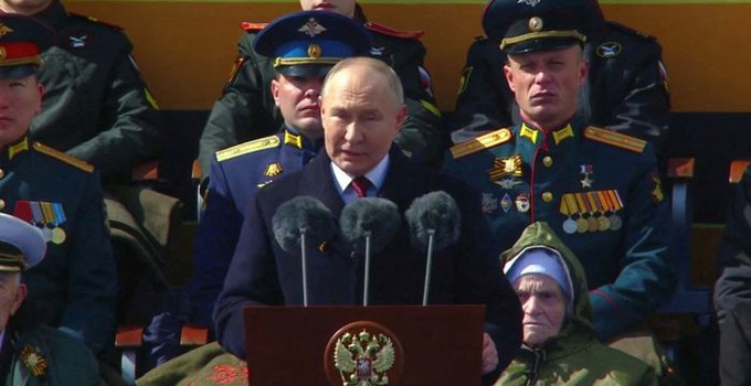 Putin bland militärer.