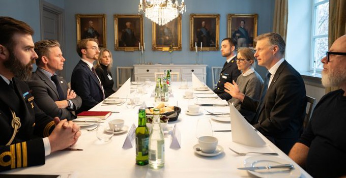 Lunch med försvarsministern och rektor