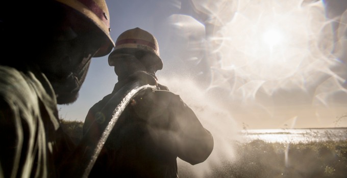 Brandmän släcker skogsbrand.