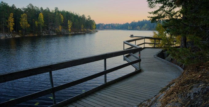 Promenadväg vid ett vattendrag.