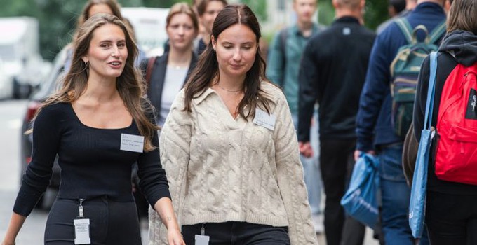 Två kvinnliga studenter på introdagen.