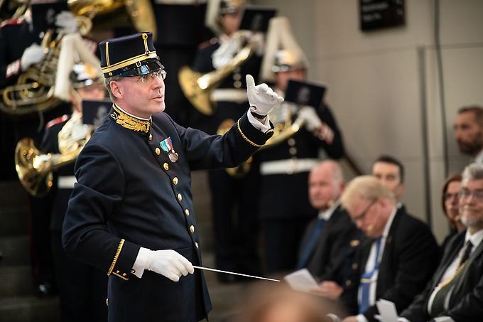 Arméns musikkår framför en marsch tillägnad Försvarshögskolans vicerektor flottiljamiral Ewa Skoog Haslum.