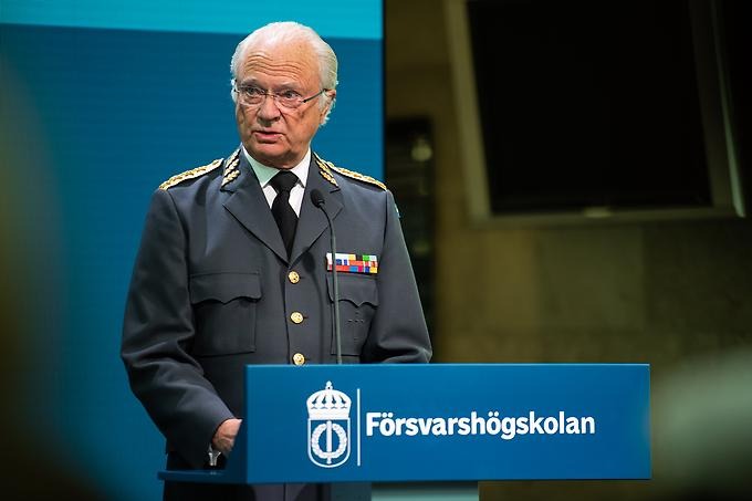 Kung Carl den sextonde Gustaf håller tal.