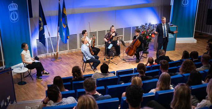 Avslutningscermonin med stråkkvartett från Kungliga Musikhögskolan. Rektor Robert Egnell talar. Foto: Anders G Warne.