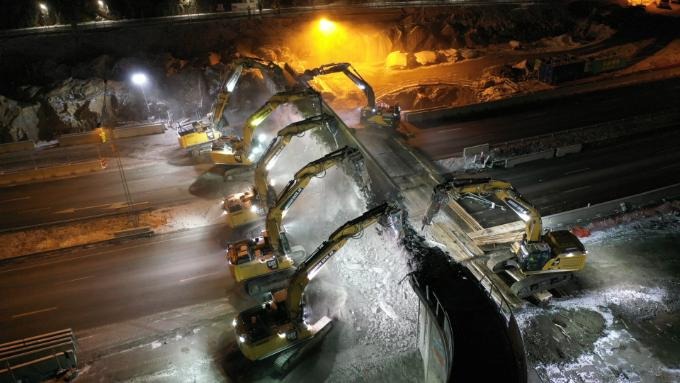 Rivning av gång- och cykelbro, Vårby backe, inom ramen för megaprojektet Förbifart Stockholm. Fotograf: Roman Hassas