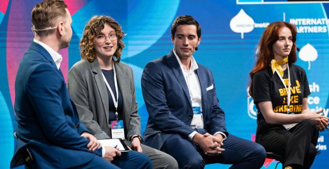 Carl Johan Skoog presents Marie-Magdalena Bradova, Dário Pedro and Yana Rudenko who were three of ten winners of the NATO Summit Challenge. Photo: Anders G Warne.