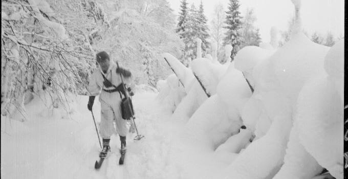 Arkivbild - soldat som åker skidor under finska vinterkriget. 