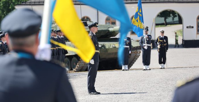 Kadetter med fanor utanför Karlbergs slott. 