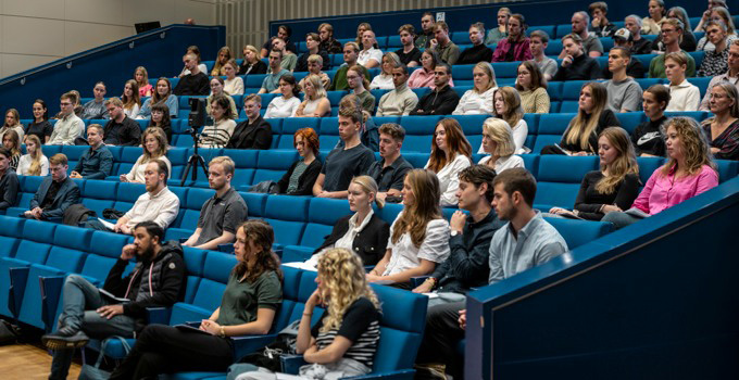 Studenter i Sverigesalen på introduktionsdagen 2023.