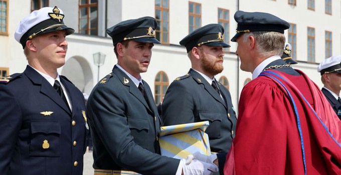 Fänrikar tar emot stipendier