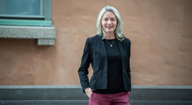 Porträtt av Alicia Ohlsson utanför Försvarshögskolan.