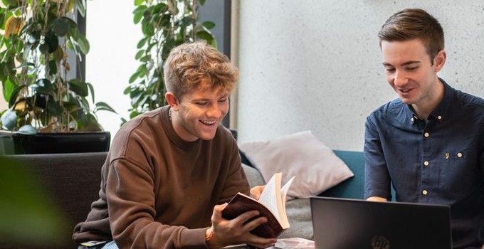 Augustin Bollue och Duncan Cooper är båda internationella masterstudenter. Foto: Carl Carpelan.