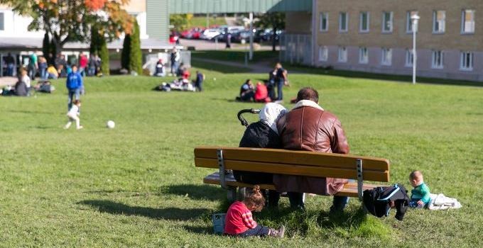 Bilden visar en familj utanför ansökningsenheten i Kållered.