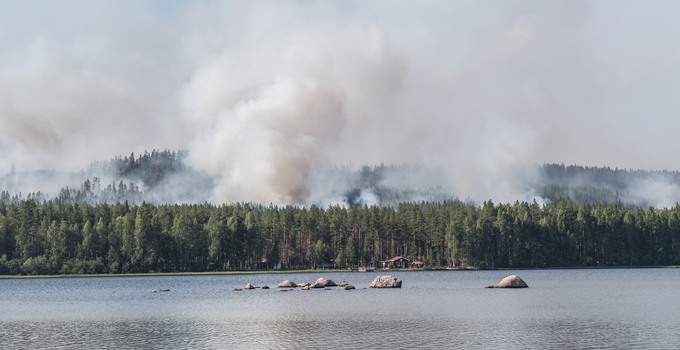 Skogsbrand på norra sidan om Ljusnan strax söder om Kårböle.Runt byn Kårböle i norra Hälsingland rasar tre stora skogsbränder. Byn är sedan en vecka tillbaka evakuerad och släckningsarbetet pågår febrilt mot elden med samlade förmågor från olika myndigheter, frivilliga samt tillrest räddningstjänst från flera europeiska grannländer. Brandområdena är indelade i tre olika sektorer där man försöker isolera elden inom så kallade begränsningslinjer. Förutom att hindra vidare spridning så är det särskilt viktigt att hålla elden borta från orten Kårböle samt viktig infrastruktur.