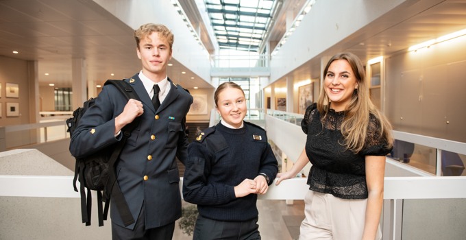 Tre studenter på campus