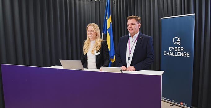 Carolina Dalmo, projektledare för Cyber Challenge 2022 och Erik Biverot, senior kurssamordnare vid Försvarshögskolan