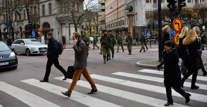 STOCKHOLM 20141107Försvarsmakten arrangerar en beredskapsövning som inleds på fredagsmorgon och avslutas på lördagskvällen. Cirka 600 personer deltar i övningen och kommer att synas över stora delar av Stockholm.Foto: Henrik Montgomery/TT kod 10060