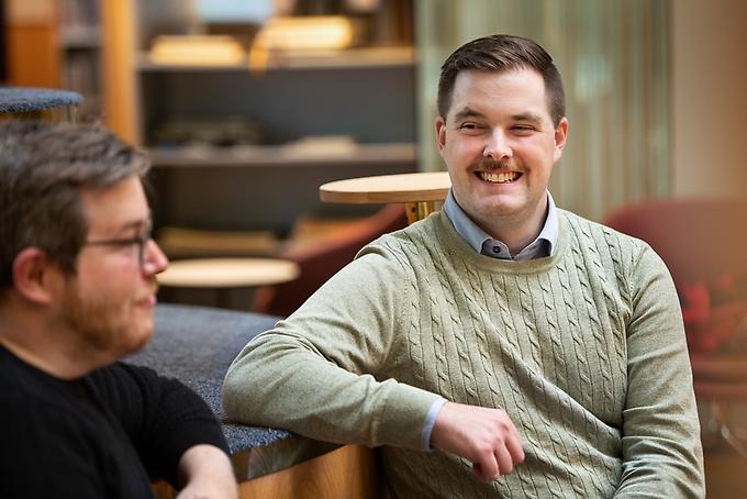 Två personer i ett bibliotek