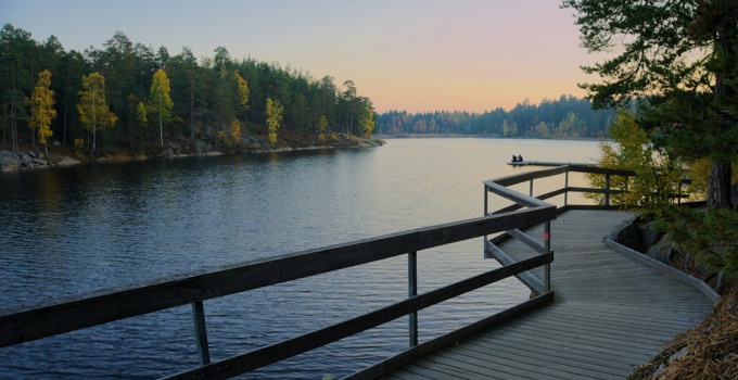 En gångväg vid en sjö. 