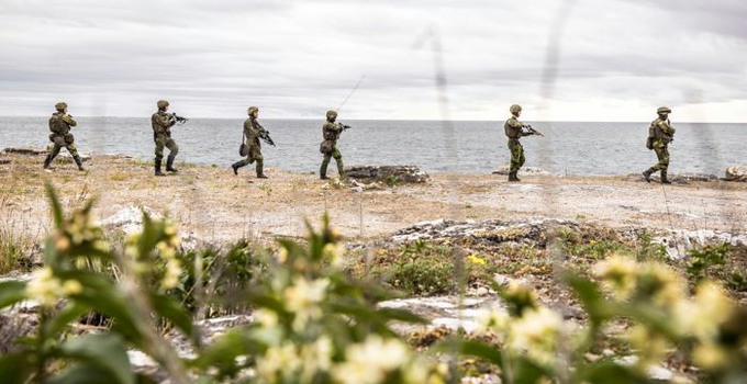 Försvarsmakten genomför en oanmäld beredskapskontroll på Gotland för att säkerställa förmågan att hantera hot med kemiska stridsmedel.I scenariot för beredskapskontrollen blev Försvarsmaktspersonal utsatt för kemiskt stridsmedel i samband med reparation av en skyddsvärd anläggning. Samtidigt inkom indikationer om ett förhöjt hot om sabotage med kemiska stridsmedel mot mål på Gotland. En CBRN-enhet från Totalförsvarets skyddscentrum och resurser från Kriminaltekniska säkerhetsunderrättelsetjänsten från Livgardet transporterades till Gotland för att stödja Gotlands regemente. För att kontrollera hela händelsekedjan från indikering och provtagning till analys, flögs misstänkt farliga ämnen till Totalförsvarets skyddscentrums laboratorium i Umeå.CBRN står för kemiska, biologiska, radiologiska och nukleära hot. Totalförsvarets skyddscentrum är ett försvarsgemensamt kunskapscentrum för CBRN och ansvarar för att vidmakthålla både nationell- och internationell krisberedskap inom funktionen.