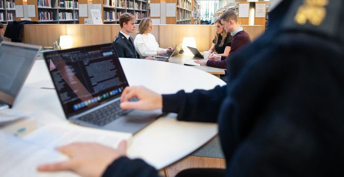 Studenter i biblioteket.