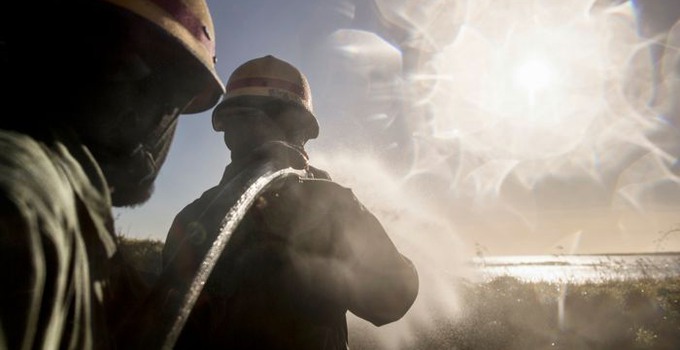 Brandsläckning av skogsbrand.