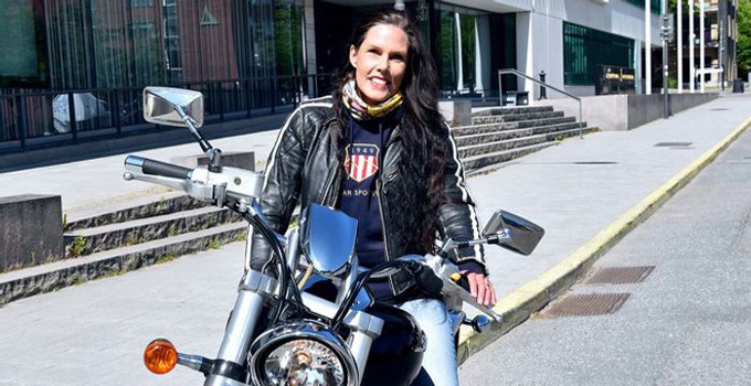 Linda Strömberg på sin motorcykel.