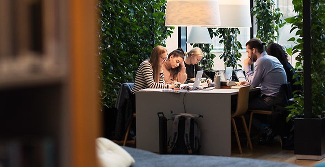 Studenter i Anna Lindh-biblioteket.