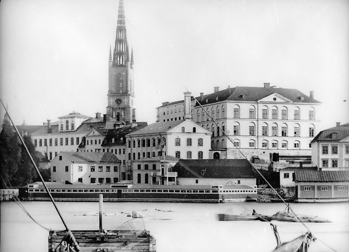 Generalstaben inrättas år 1873, med lokalisering till Schering Rosenhanes palats på Riddarholmen