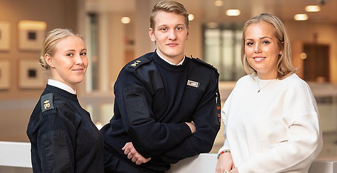 Kvinnlig och manlig officersstuderande och kvinnlig civil student.