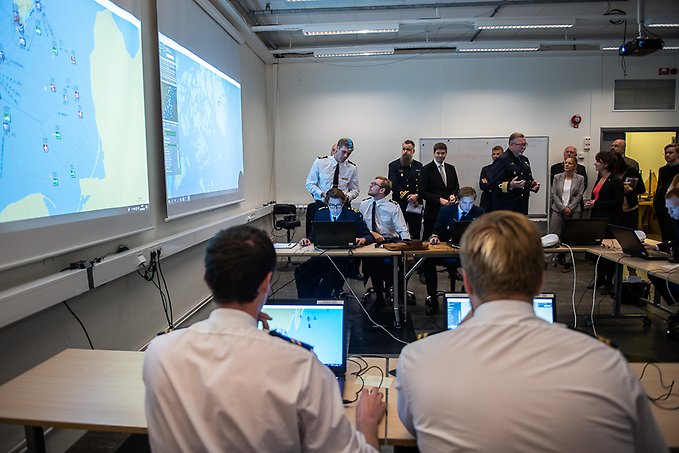 Matilda Ernkrans besöker Försvarshögskolans spelrum där övning pågår.