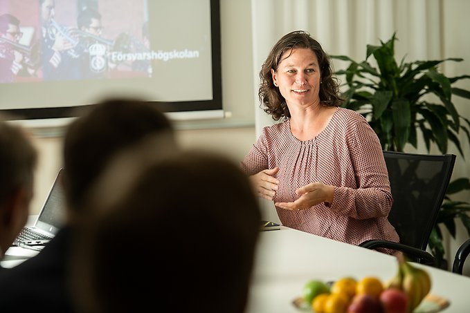 Professor Annick Wibben berättar om Försvarshögskolans jämställdhetsarbete.